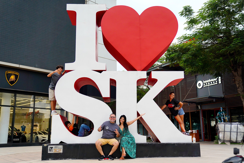 A family photo of the Angarita family taken at Sea World in Shekou with the 'I Love Shekou' signage in the background. Wang Haolan Karla一家人在“我爱蛇口“标牌前拍照。王皓岚摄_副本.jpg