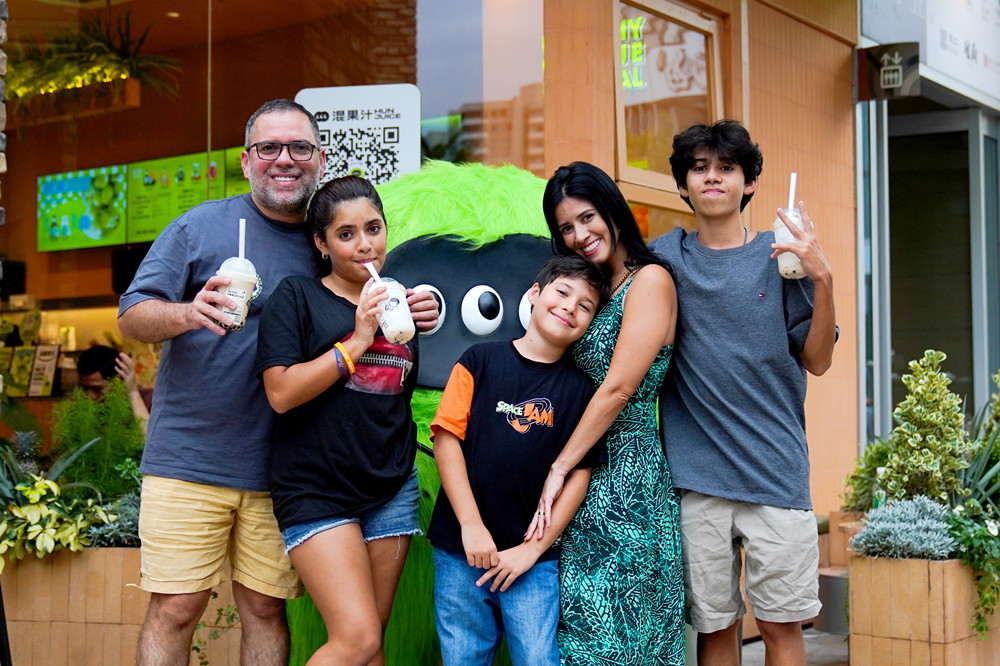 A family photo of the Angarita family taken at Sea World in Shekou. Wang Haolan Karla一家在海上世界的全家福。王皓岚摄_副本.jpg