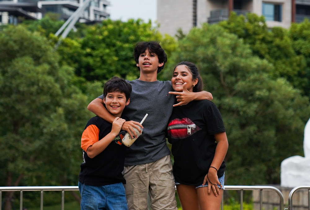 Angarita's three children pose for a photo at the Nvwa Coastal Park near Sea World in Shekou. Wang Haolan Karla的三个孩子在女娲滨海公园合影留念。王皓岚摄_副本.jpg